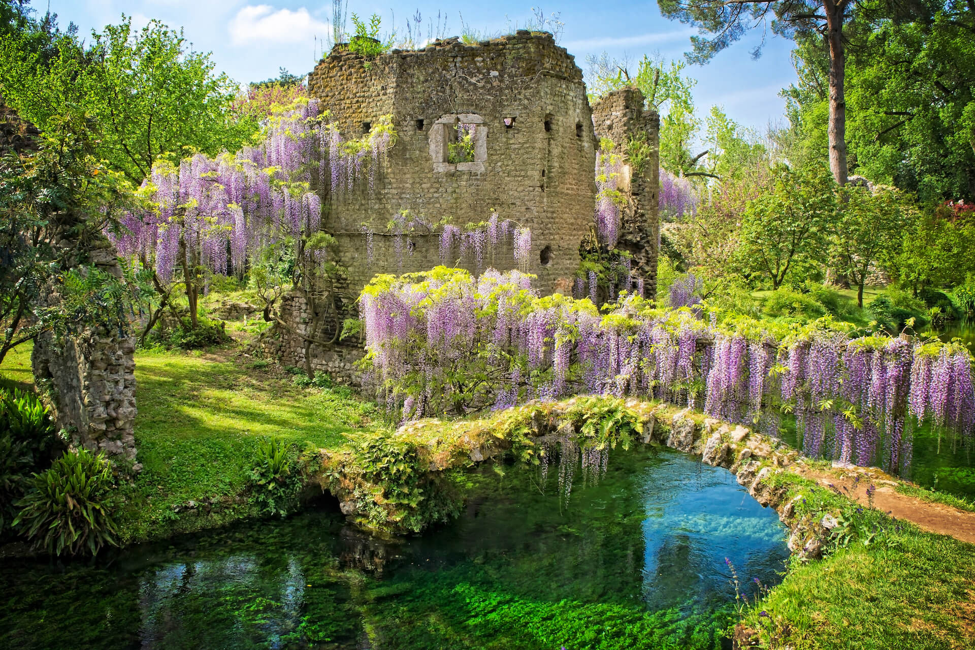 De Tuinen van Ninfa vanaf Rome