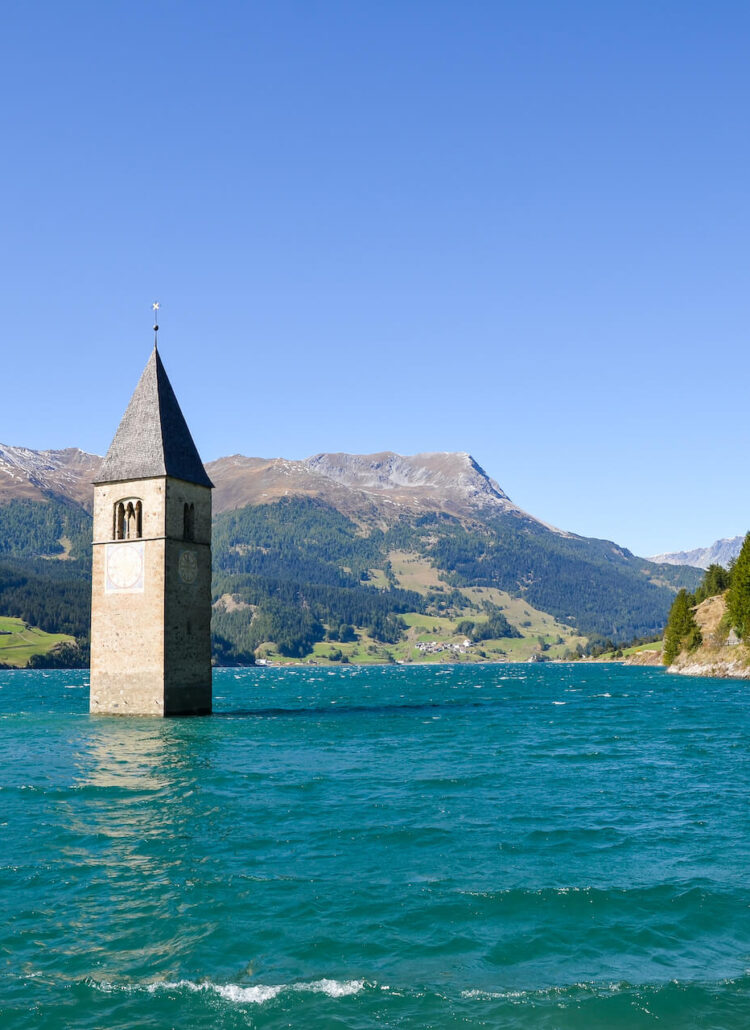 Kerkje in het Reschenmeer, Trentino-Zuid-Tirol