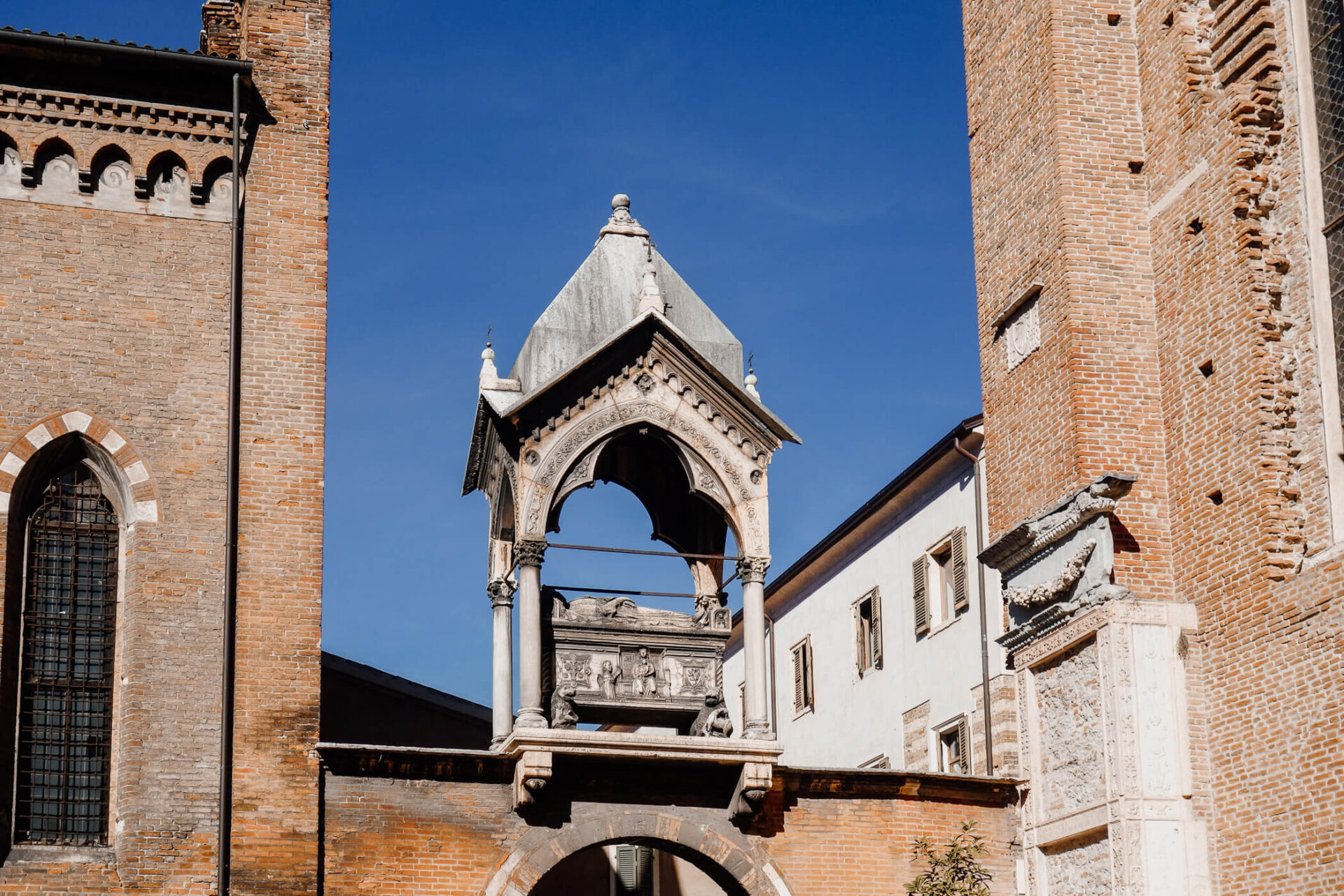 Arca di Castelbarco op het Piazza Sant'Anastasia in Verona, Italië
