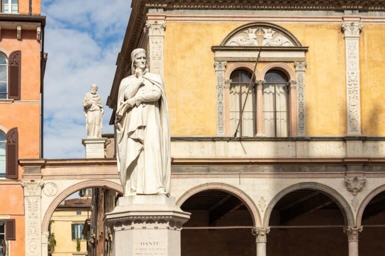 Beeld van de dichter Dante Alighieri op het Piazza dei Signori in Verona
