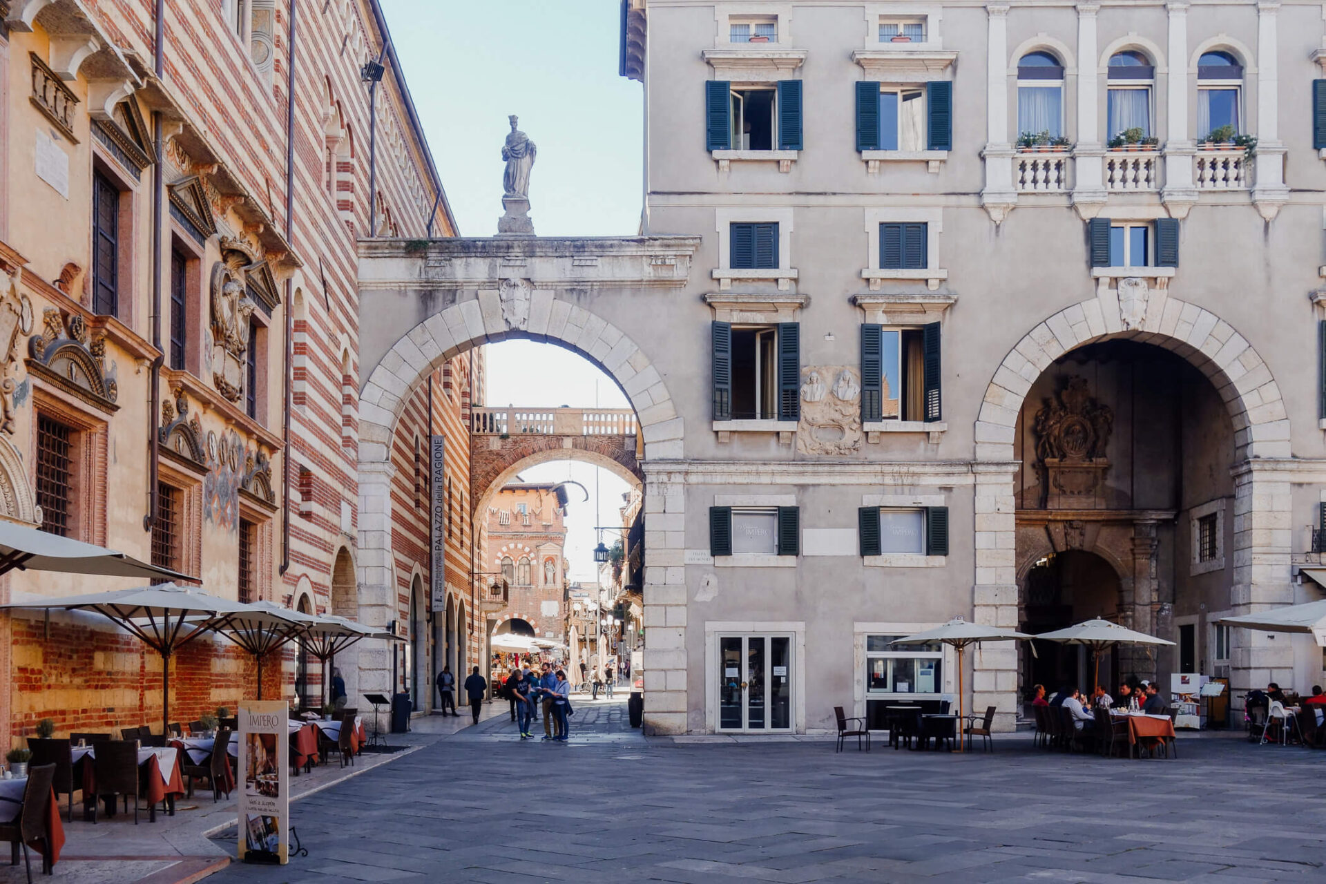 Piazza dei Signori is het hart van de stad, met op de achtergrond de walvisrib