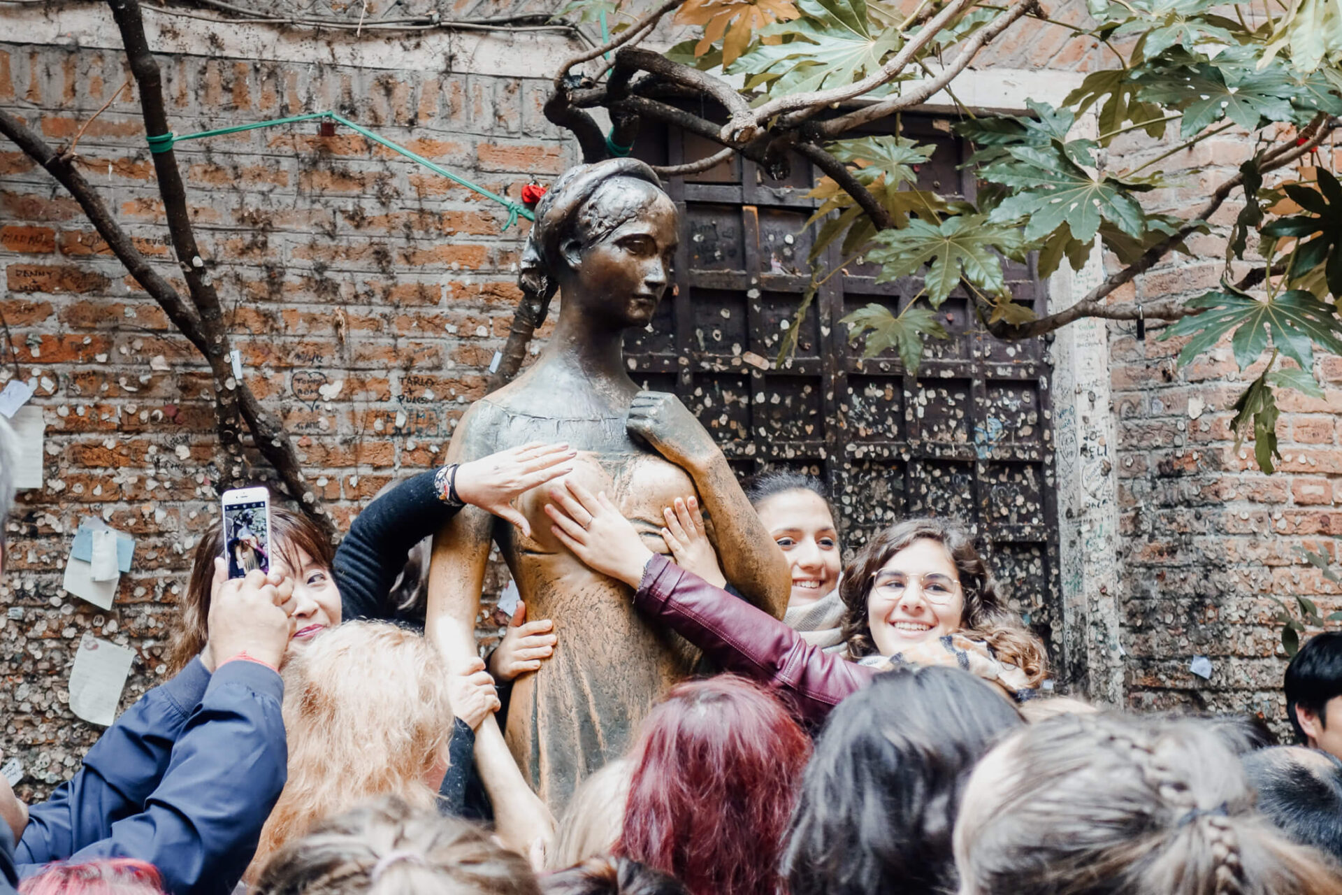 Het aanraken van de rechterborst van het bronzen beeld van Giulietta geeft volgens de legende geluk in de liefde