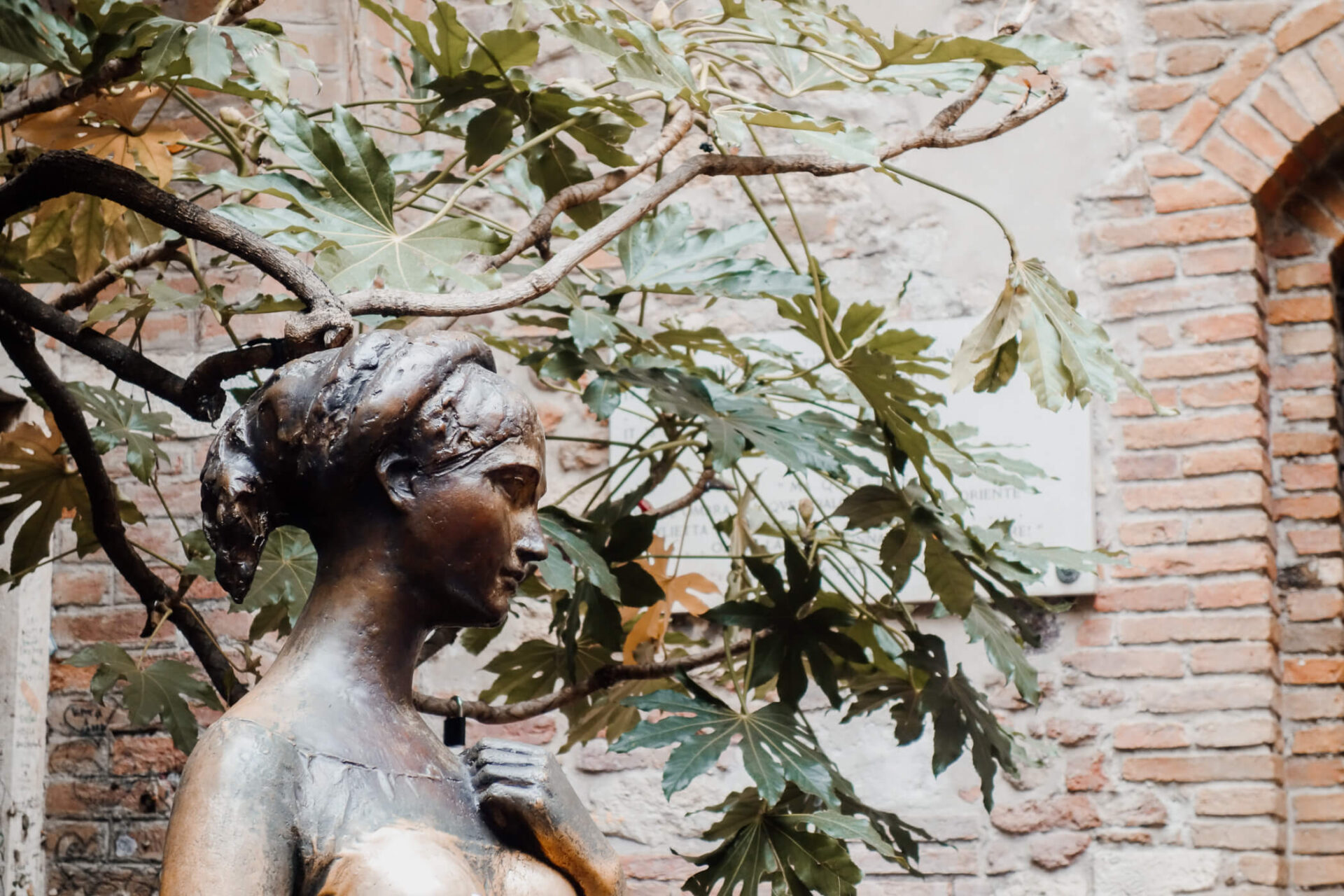 Het standbeeld van Giulietta bij het Casa di Giulietta Verona