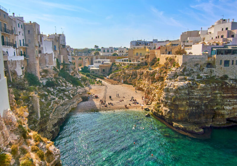 Zomerstrand van Cala Paura, Polignano a Mare, Puglia Apulie, Italië