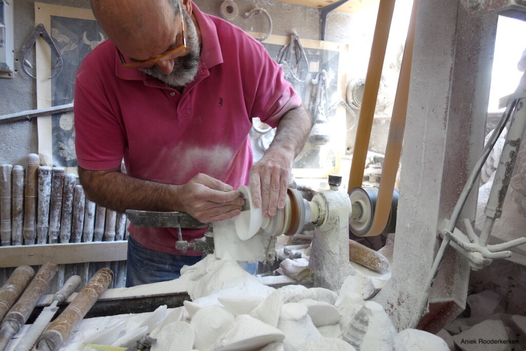 Roberto Chiti maakt een schaaltje van albast