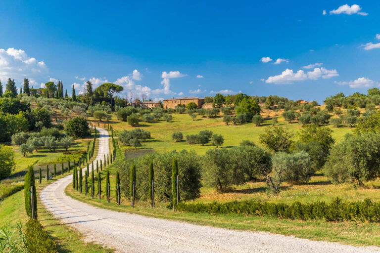 Paklijst autovakantie. Toscaanse weg tussen Montepulciano en Monticchielo, Italië