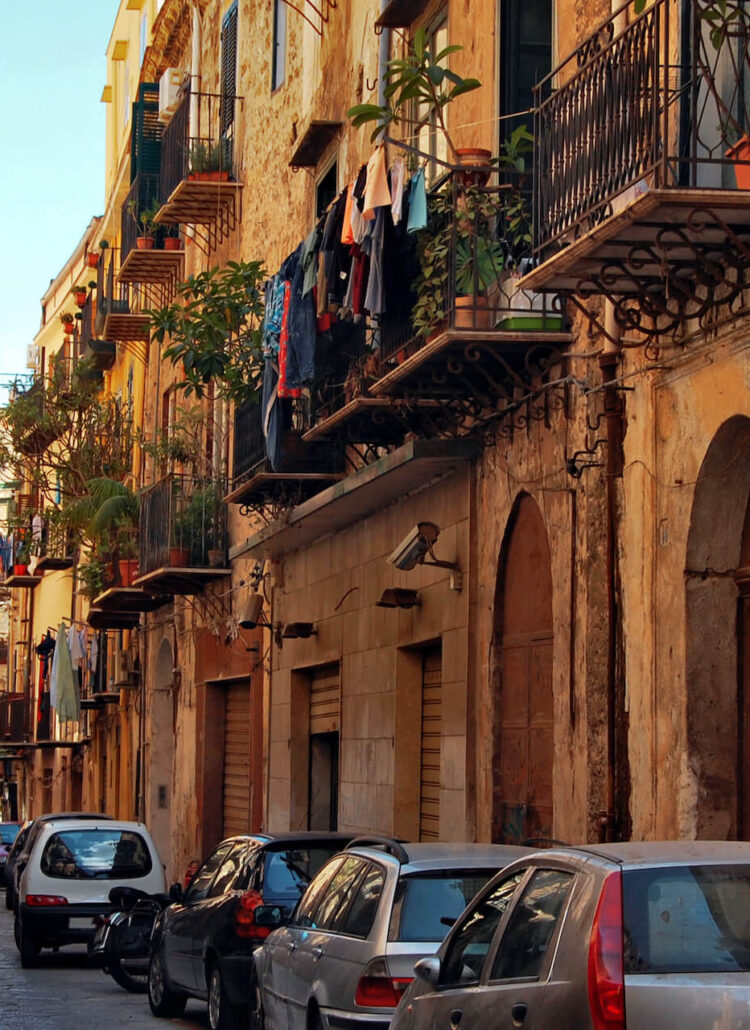 Paklijst autovakantie. Auto's in een straat in Palermo, Italië
