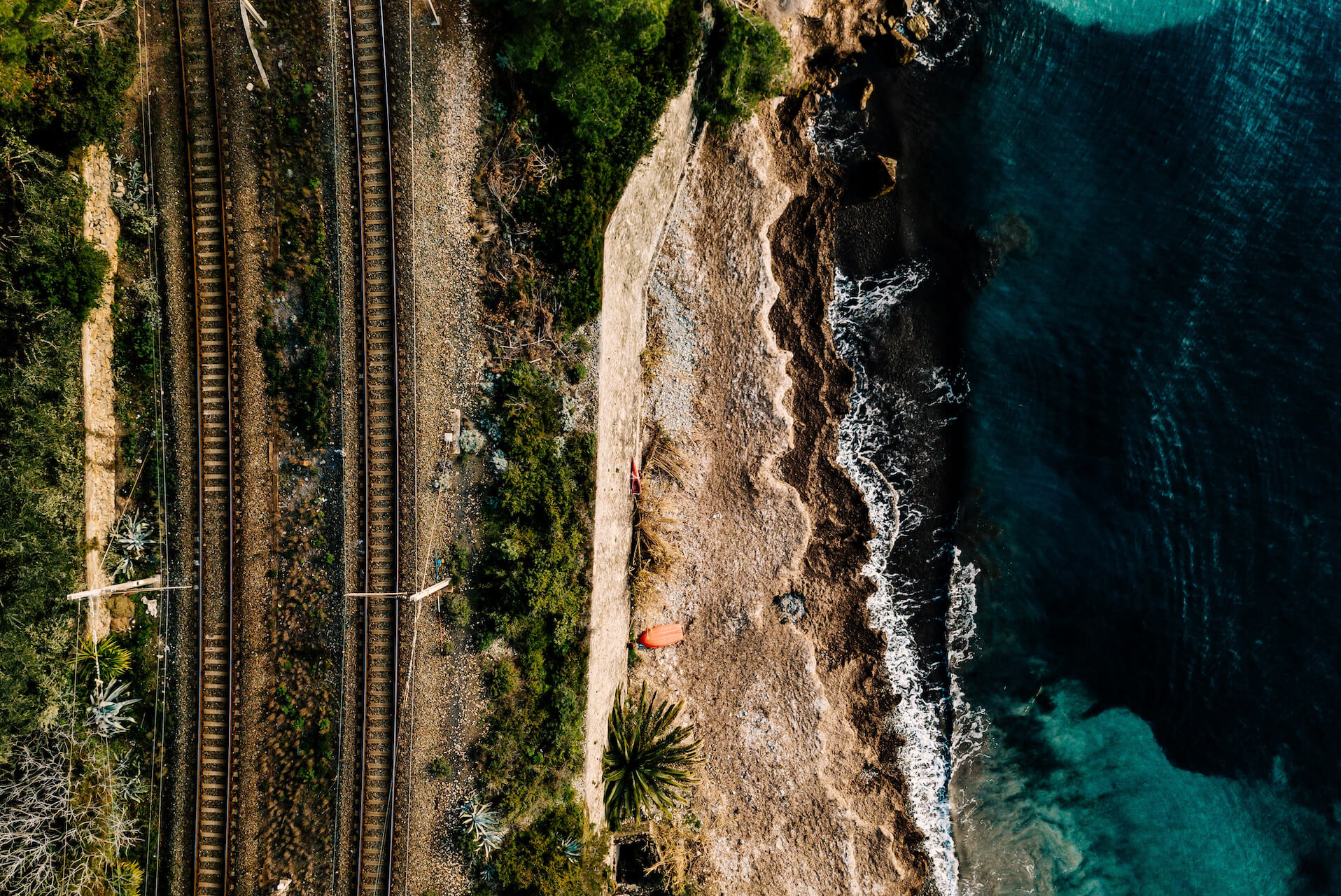 Luchtfoto van een spoorlijn langs de zeekust in Italië