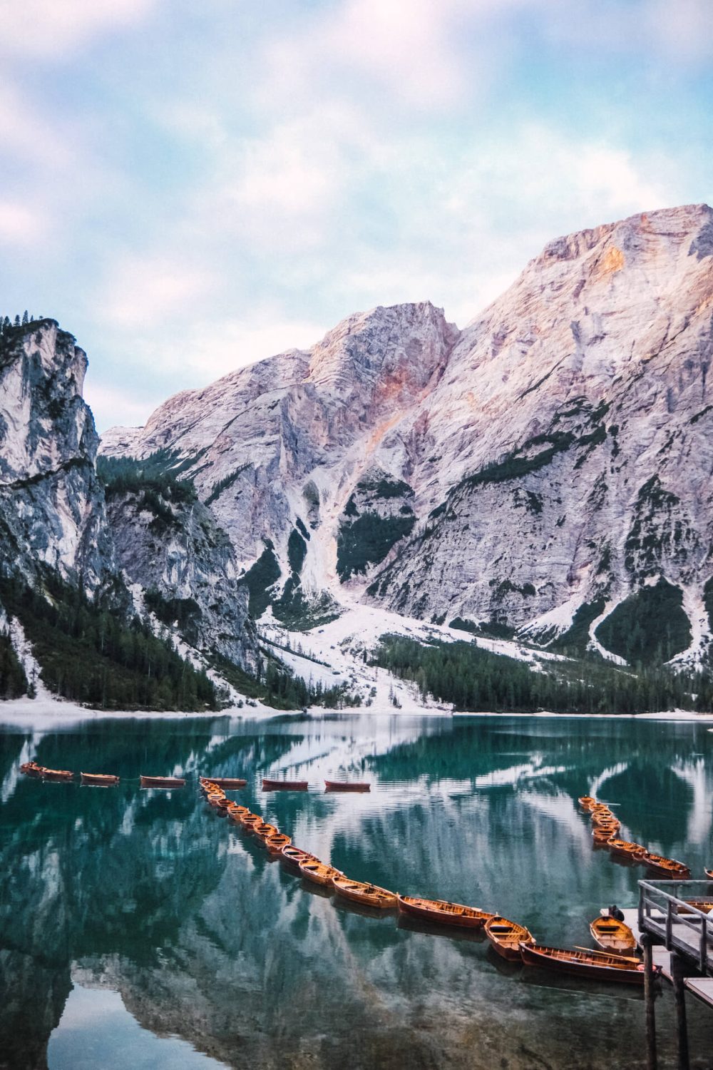 Uitzicht op de berg Croda del Becco achter Pragser Wildsee in Zuid-Tirol, Italië