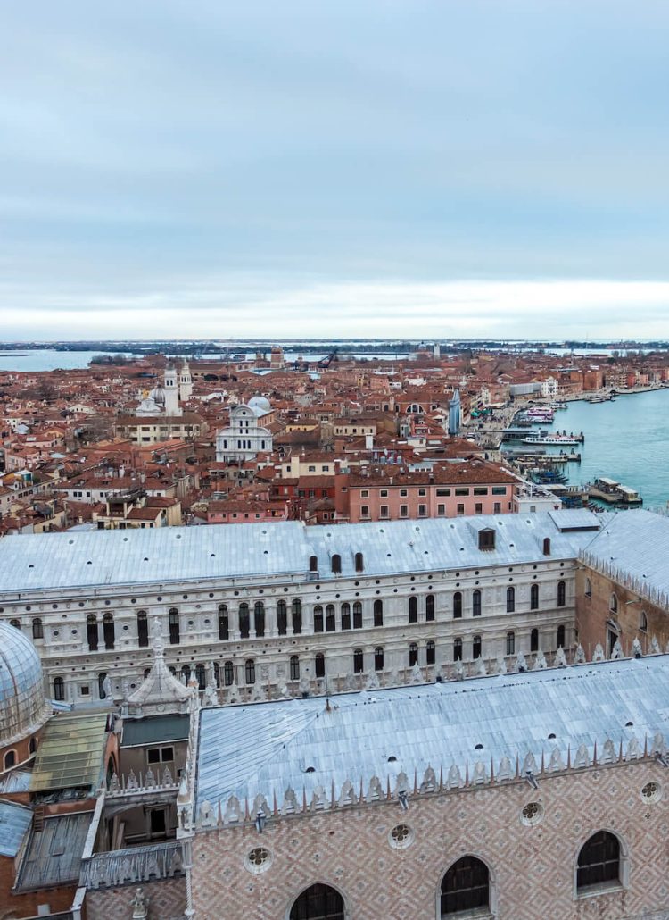 Panoramisch uitzicht op Venetië vanaf de Campanile di San Marco