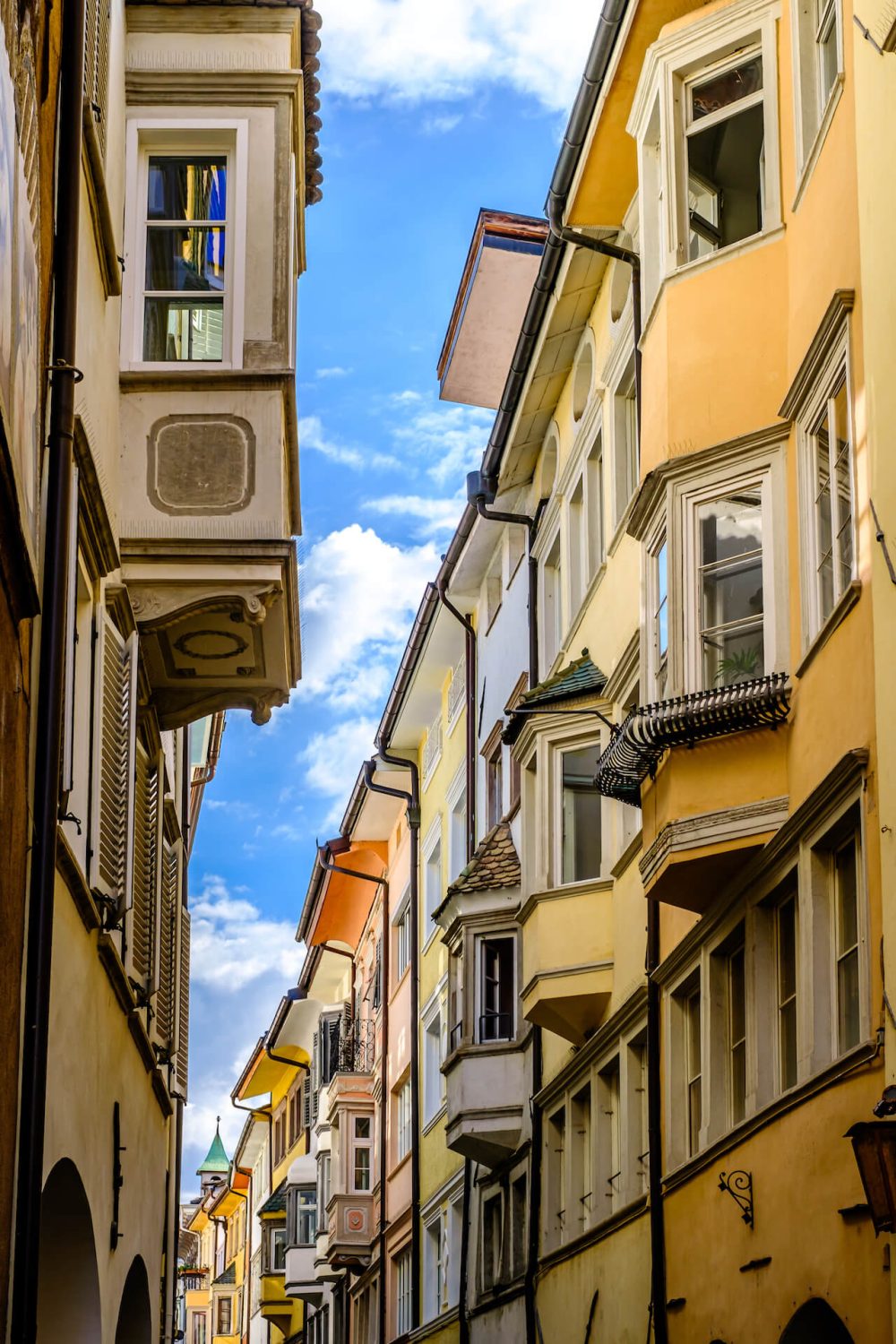 Hoge gebouwen in het centrum van Bolzano / Bozen