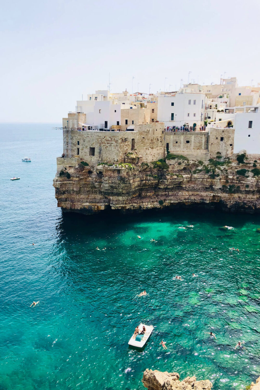 De beroemde baai van Polignano a Mare