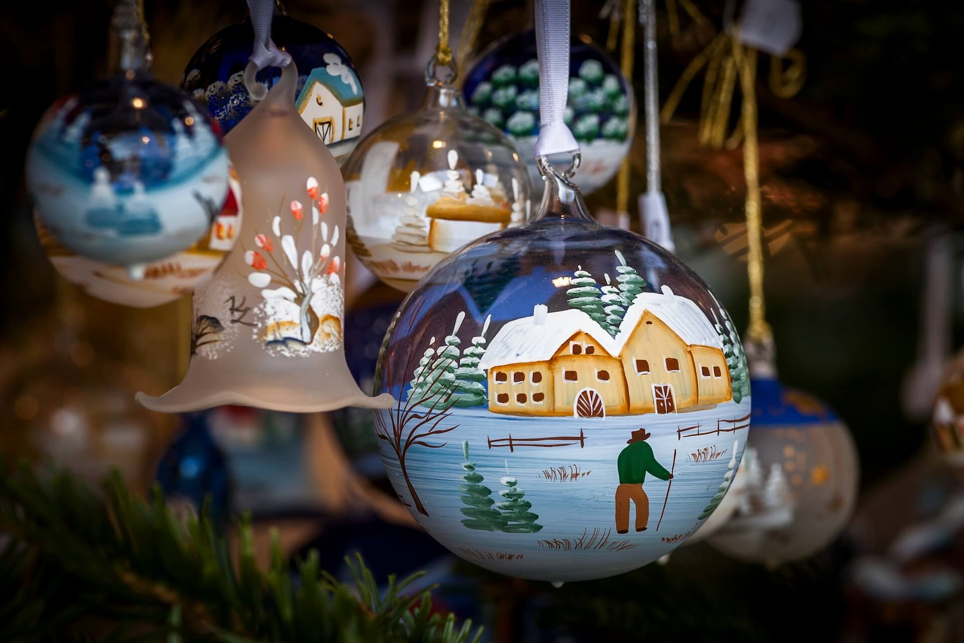 Beschilderde kerstballen in Noord-Italië kerstmarkt, iStock/Marco Mioli 