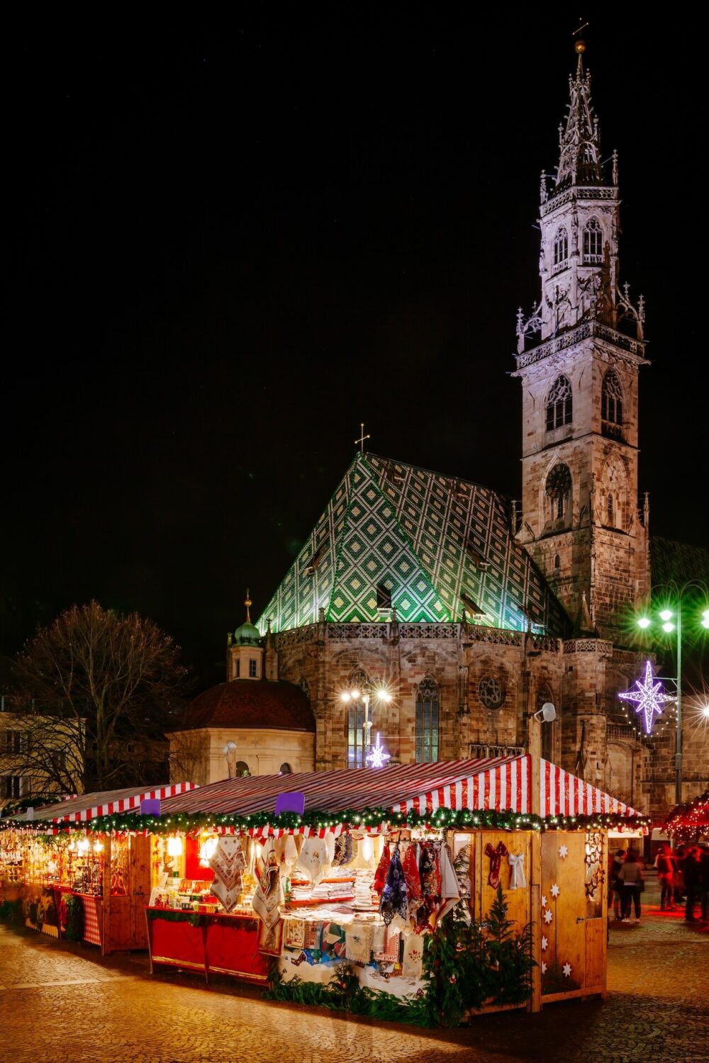 Kerstmarkt in Bolzano, Mooiste kerstmarkten in Noord-Italië. iStock/wmaster890