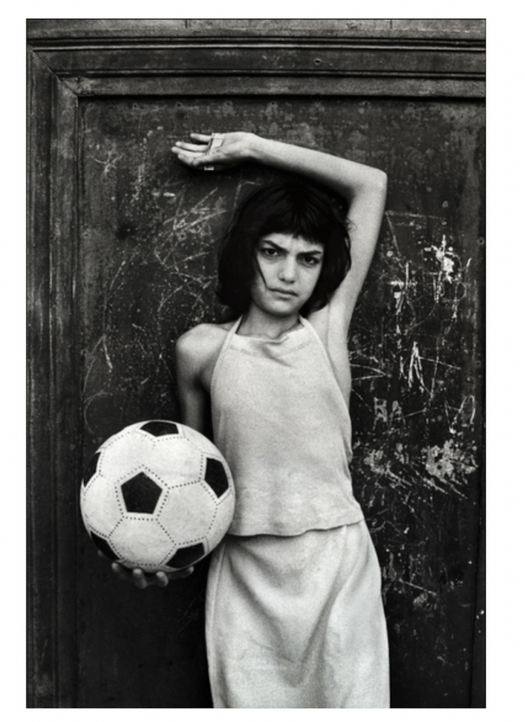 Letizia Battaglia, wijk Cala. Het meisje met de bal. (Quartiere Cala. La bambina con il pallone.) Palermo, 1980. Foto door Letizia Battaglia © Archivio Letizia Battaglia - alle rechten voorbehouden.