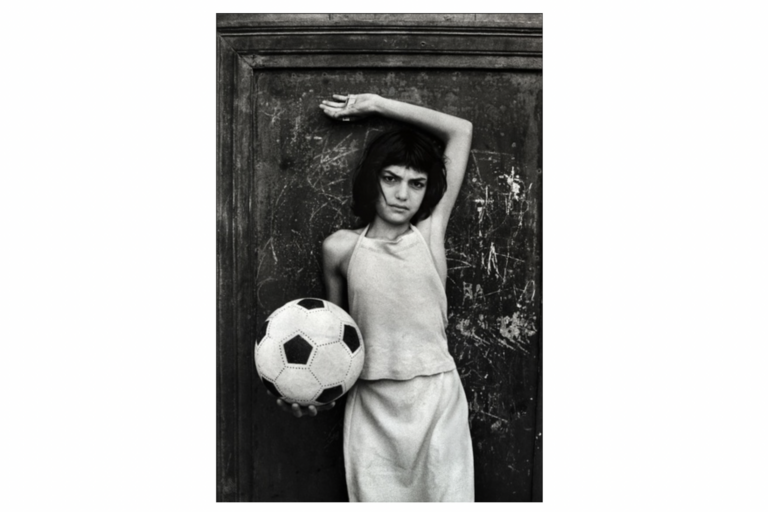 Letizia Battaglia, wijk Cala. Het meisje met de bal. (Quartiere Cala. La bambina con il pallone.) Palermo, 1980. Foto door Letizia Battaglia © Archivio Letizia Battaglia - alle rechten voorbehouden.