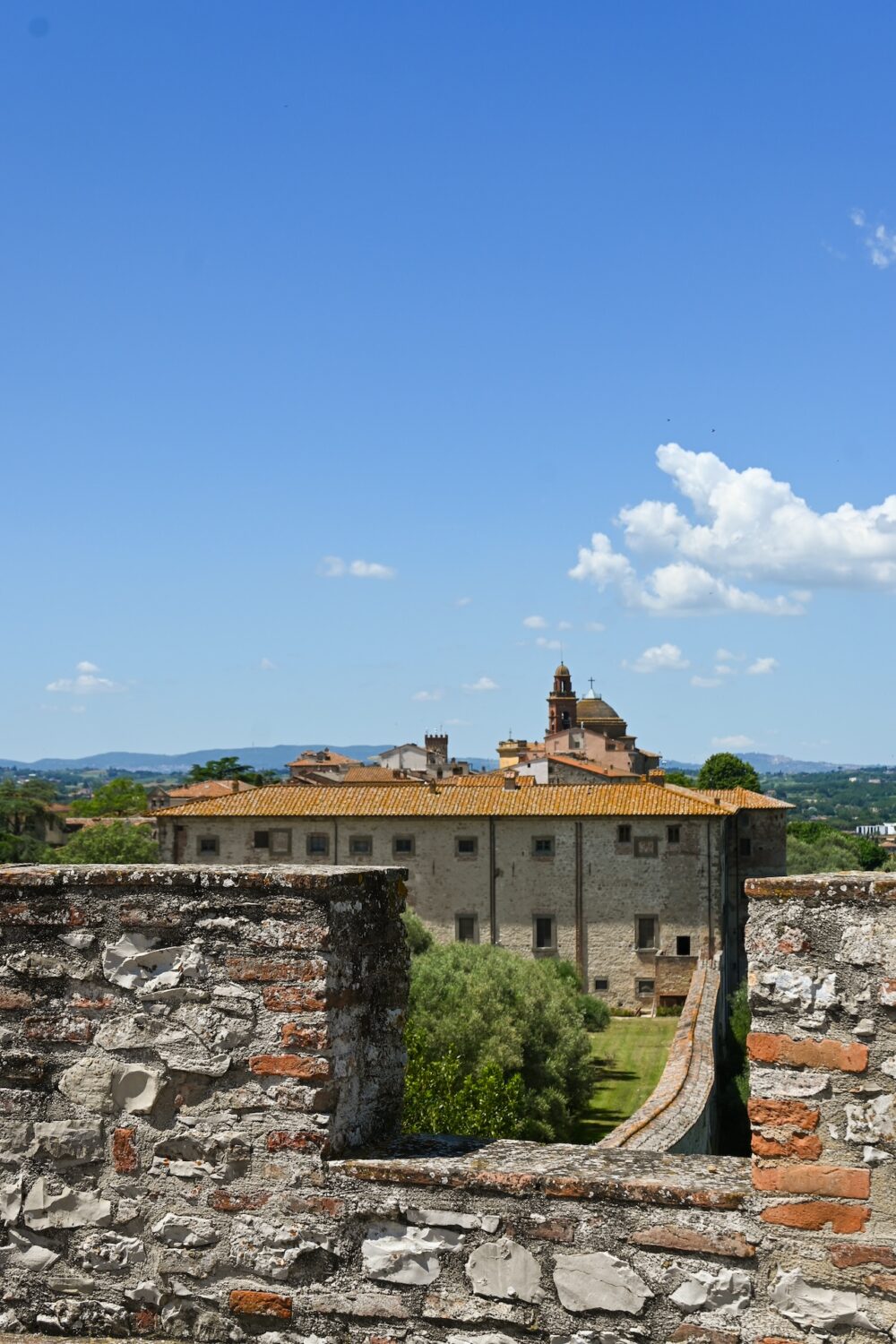 Doorkijkje naar het Palazzo della Corgna vanaf de Rocca del Leone